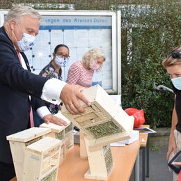 Landrat Wolfgang Spelthahn will den Kreis Düren klimaneutral machen. Deshalb unterstützte er jetzt wieder die Abgabe von Insektenhotels und umweltfreundlichen Butterbrotdosen.