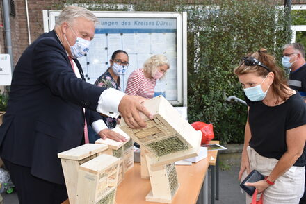 Landrat Wolfgang Spelthahn will den Kreis Düren klimaneutral machen. Deshalb unterstützte er jetzt wieder die Abgabe von Insektenhotels und umweltfreundlichen Butterbrotdosen.