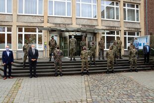 Zehn Kräfte der Bundeswehr stehen vor der Kreisverwaltung.