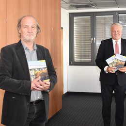 Redaktionsleiter Bernd Hahne (l.) kam diesmal Corona-bedingt ohne seine Kollegen Guido von Büren und Ludger Dowe zu Landrat Wolfgang Spelthahn, um das neue Kreisjahrbuch 2021 vorzustellen. Foto: Kreis Düren