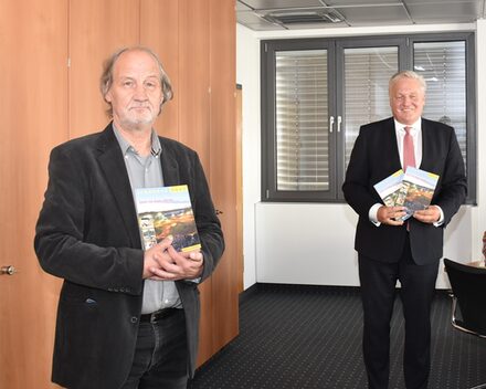 Redaktionsleiter Bernd Hahne (l.) kam diesmal Coronabedingt ohne seine Kollegen Guido von Büren und Ludger Dowe zu Landrat Wolfgang Spelthahn, um das neue Kreisjahrbuch 2021 vorzustellen.