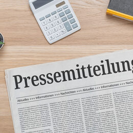 Zeitung mit der Aufschrift "Pressemitteilung"