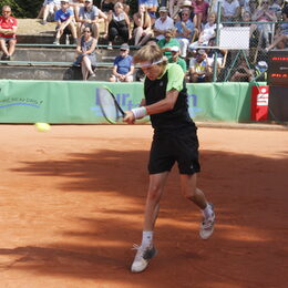 Ein Junge spielt beim Kreis Düren Junior Tennis Cup