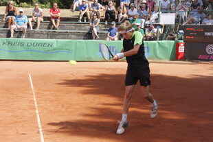 Ein Junge spielt Tennis beim Kreis Düren Junior Tennis Cup.