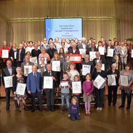 Ehrenpreise für Soziales Engagement: Eine große Gruppe von Menschen präsentiert Urkunden.