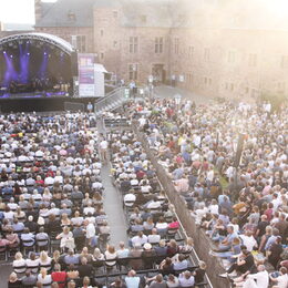 Blick auf das Festival Bühne unter Sternen mit Publikum und Bühne