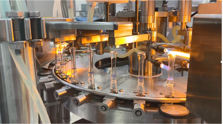 Für das Aufbrennen der kleinen Glasampullen im  der Fabrik soll in Zukunft grüner Wasserstoff als Energieträger eingesetzt werden, um umweltfreundlicher zu produzieren.