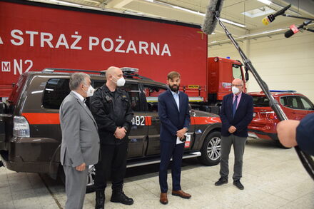 Minister Herbert Reul, ein polnischer Feuerwehrmann, der polnische Generalkonsul und der Allgemeine Vertreter des Landrats, Peter Kaptain, stehen vor einem polnischen LKW