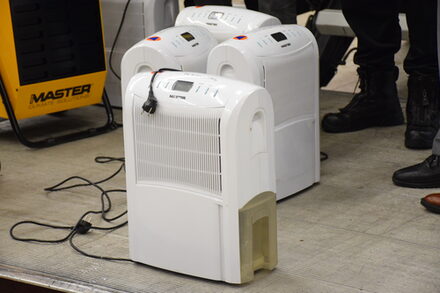 Bautrockner auf einer Ladefläche