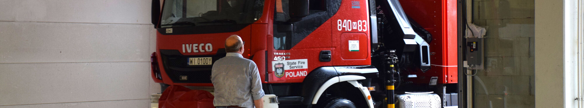 Ein mit Bautrocknern beladener LKW aus Polen fährt in eine Halle