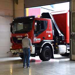 Ein mit Bautrocknern beladener LKW aus Polen fährt in eine Halle