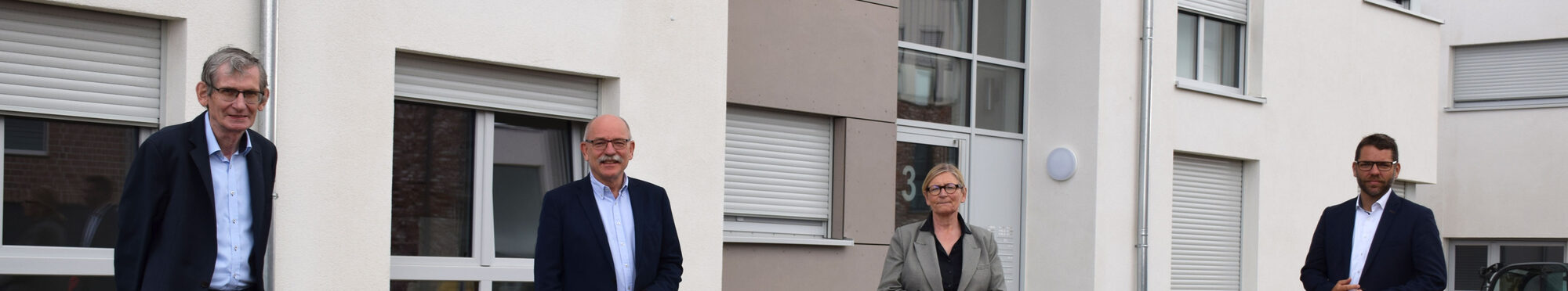 Der Vorstand des Bauvereins vor einem der neuesten Neubauten in Morschenich-neu: Robert Kindgen, Peter Kaptain, Vorsitzende Dagmar Runge und Thomas Hissel (v.l.).