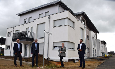 Der Vorstand des Bauvereins vor einem der neuesten Neubauten in Morschenich-neu: Robert Kindgen, Peter Kaptain, Vorsitzende Dagmar Runge und Thomas Hissel (v.l.).
