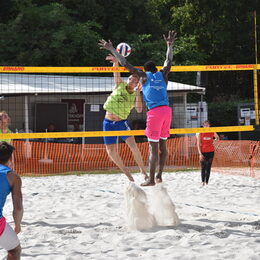 Mannschaften beim Beachvolleyballspielen