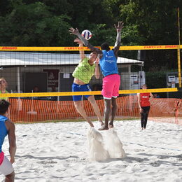 Mannschaften beim Beachvolleyballspielen