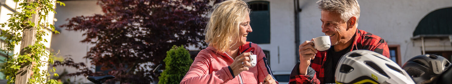 Ein Mann und eine Frau trinken einen Kaffee