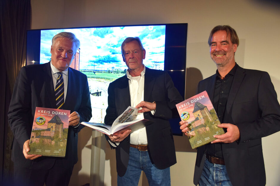 Landrat Wolfgang Spelthahn, Rudi Böhmer und Guido Bart präsentieren das neue Buch.