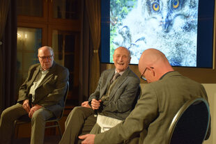 Moderator Ingo Latotzki im Gespräch mit dem ehemaligen Bürgermeister der Stadt Jülich, Dr. Peter Nieveler, und Oberkreisdirektor a.D., Josef Hüttemann. (v.l.)