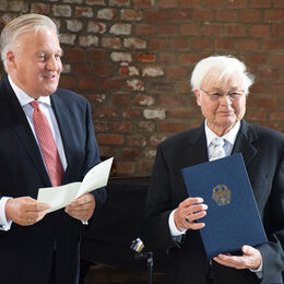 Landrat Wolfgang Spelthahn (l.) hat Prof. Dr. Elmar Joachim Achenbach in der Schlosskapelle der Zitadelle Jülich mit dem Bundesverdienstkreuz ausgezeichnet.
