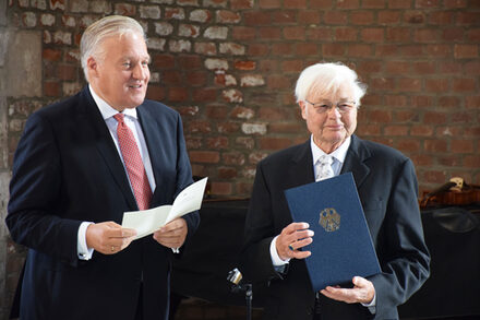 Landrat Wolfgang Spelthahn (l.) hat Prof. Dr. Elmar Joachim Achenbach in der Schlosskapelle der Zitadelle Jülich mit dem Bundesverdienstkreuz ausgezeichnet.