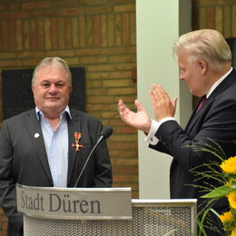 Landrat Wolfgang Spelthahn und Joachim Ecker bei der Verleihung
