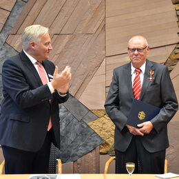 Landrat und Schultze bei der Verleihung des Verdienstkreuzes