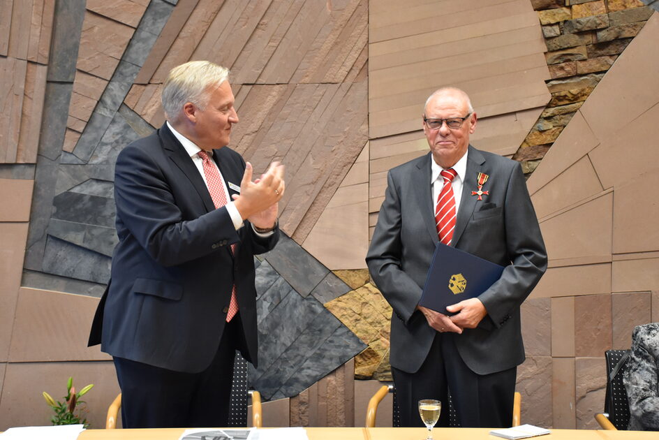 Landrat und Schultze bei der Verleihung des Verdienstkreuzes