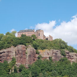 Burg Nideggen thront auf einem Felsen.