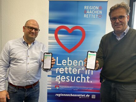 Alexander Berger und Detlef Struck zeigen die App.