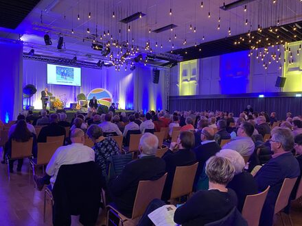 Der Blick auf die Bühne der Festhalle Kreuzau.