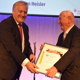 Landrat Wolfgang Spelthahn überreicht die Urkunde zum Ehrenpreis.