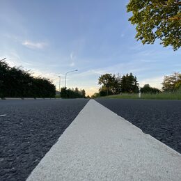 Nahaufnahme einer Straße aus Asphalt