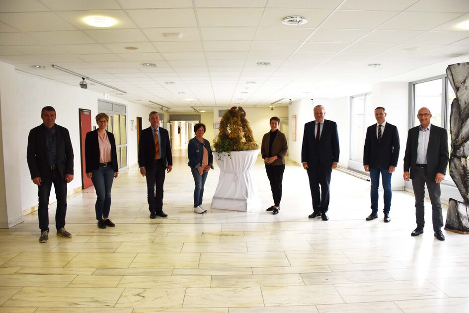 Vertreter der Landwirtschaft und Landrat Wolfgang Spelthahn beim Gruppenbild mit der Erntedank-Krone