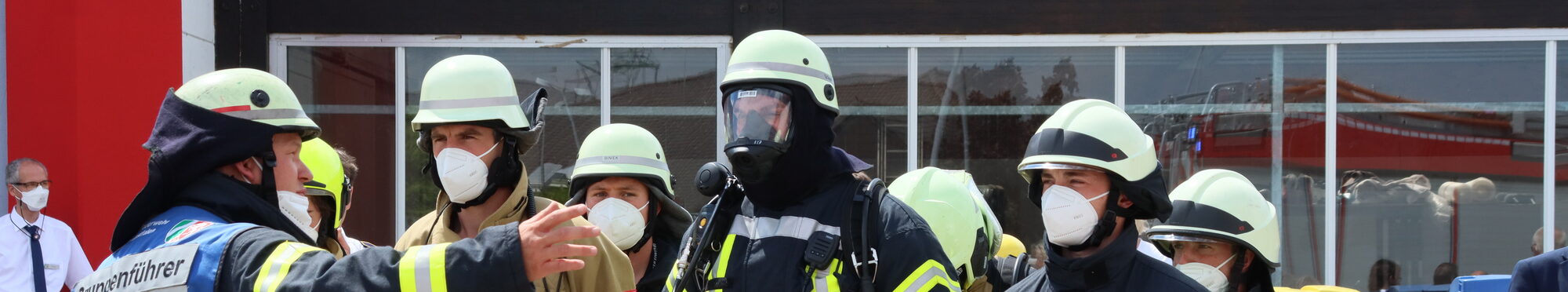 Feuerwehrleute sprechen bei einer Übung über die Lage