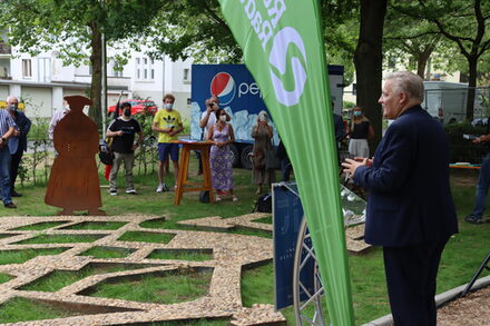 Landrat Wolfgang Spelthahn spricht vor einer kleinen Gruppe