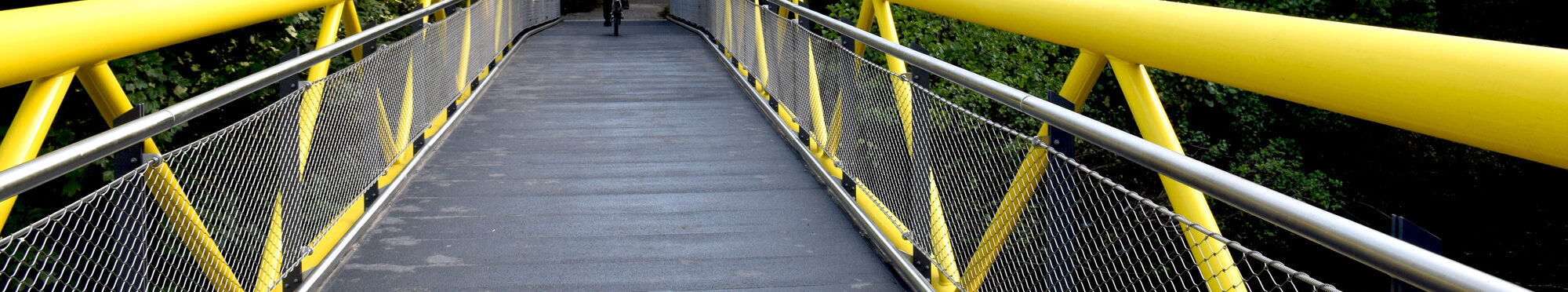 Blick auf die neue schwarz-gelbe Rurbrücke.