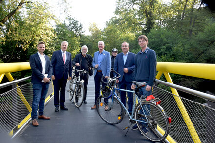 Swen Schmitz, Gemeinde Kreuzau, Landrat Wolfgang Spelthahn, Lorenz Cornelissen, Ingenieurbüro Cornelissen + Partner, Bürgermeister Ingo Eßer, Dr. Ralf Nolten, Landtagsabgeordneter, und Leon Luis Stoppelkamp, Kreis Düren, haben die neue Rurbrücke offiziell eröffnet. (v.l.).