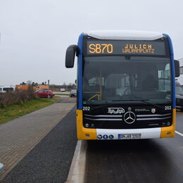 Bus an einer Bushaltestelle