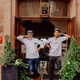 Die beiden Köche vor ihrem Restaurant