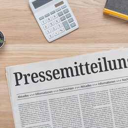 Zeitung mit der Headline Pressemitteilung