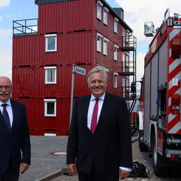 Dezernent Peter Kaptain und Landrat Wolfgang Spelthahn bei der Eröffnung des neuen Feuerwehr-Ausbildungszentrums in Stockheim.