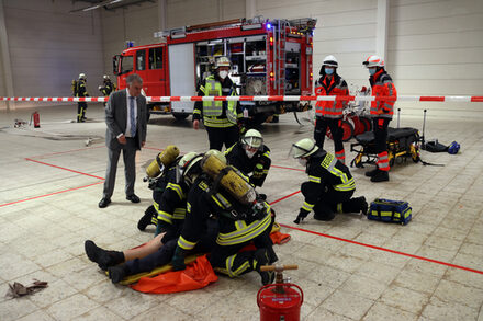 Innenminister Reul bei einer Übung der Feuerwehr.