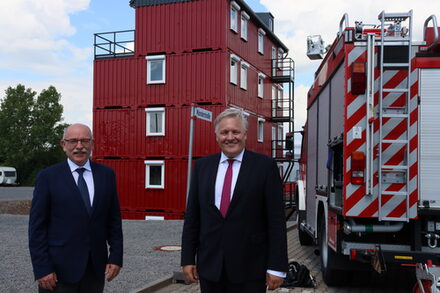 Dezernent Peter Kaptain und Landrat Wolfgang Spelthahn bei der Eröffnung des neuen Feuerwehr-Ausbildungszentrums in Stockheim.