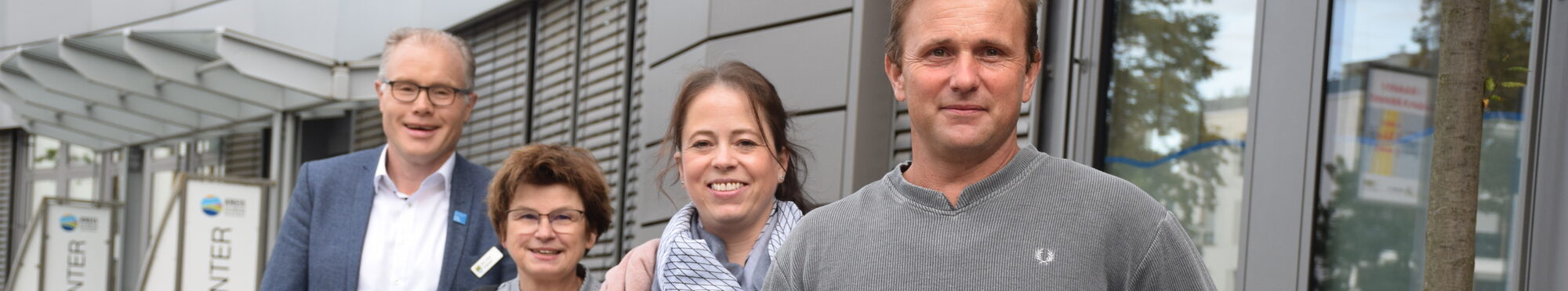 Dank der Unterstützung der job-com während der Pandemie können Olaf und Andrea Felten sowie Erika Müller-Bong (v.r.) wieder aufatmen. Job-com-Leiter Karl-Josef Cranen (l.) und sein Team haben die Betroffenen unter-stützt.