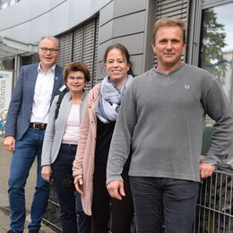 Dank der Unterstützung der job-com während der Pandemie können Olaf und Andrea Felten sowie Erika Müller-Bong (v.r.) wieder aufatmen. Job-com-Leiter Karl-Josef Cranen (l.) und sein Team haben die Betroffenen unter-stützt.