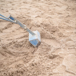 Eine Spielzeugschaufel im Sand