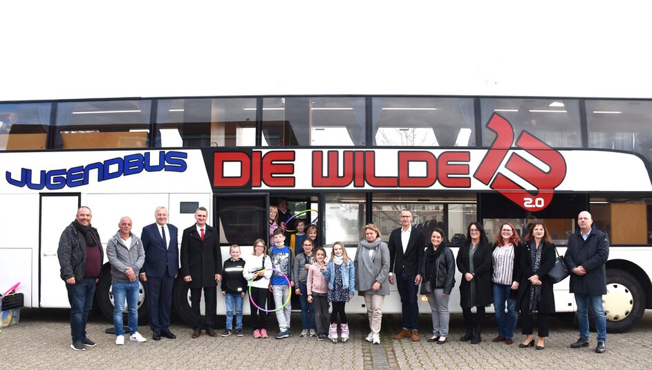 die Vertreter bei der Eröffnung des Jugendbusses Wilde 13 in Niederzier.