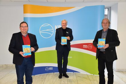 Landrat Wolfgang Spelthahn (Mitte) stellt mit den Autoren Guido von Büren und Bernd Hahne (v.l.) die neue Ausgabe des Kreisjahrbuchs vor