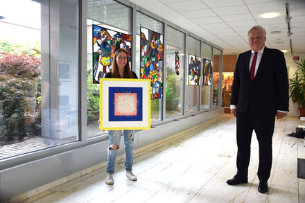 Künstlerin Anica Hauswald und Landrat Wolfgang Spelthahn präsentieren Hauswalds Kunst