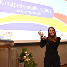 Anica Hauswald mit ihrer Trophäe